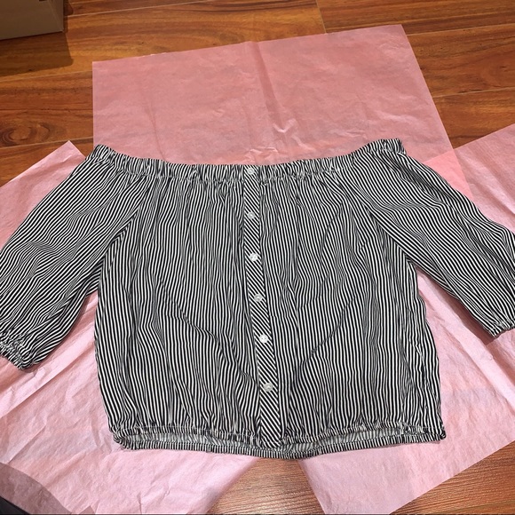 3 FOR $20 cropped shirts - Picture 3 of 3